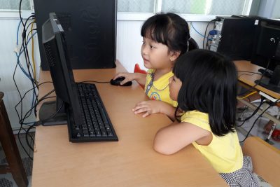 Bé làm quen với máy tính