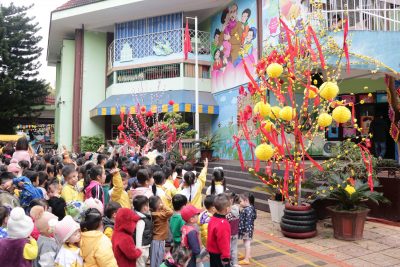 Trường Mầm Non 10-3_Chào cờ Tổ quốc và hát Quốc ca là một nghi thức quan trọng thể hiện lòng yêu nước.