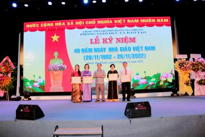 Trường Mầm Non 10-3 vinh dự đón nhận bằng khen của Chủ tịch UBND tỉnh trong lễ kỉ niệm 40 năm ngày nhà giáo Việt Nam 20 – 11