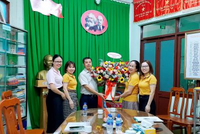 Tập thể trường mầm non 10-3 vinh dự được nhận giấy khen từ lãnh đạo Phòng giáo dục thành phố.